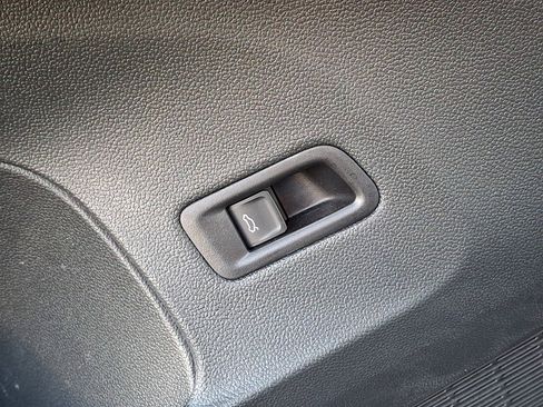 Certified 2025 Volkswagen Atlas Cross Sport SE w/ Panoramic Sunroof Package image 25