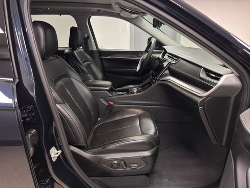 Used 2023 Jeep Grand Cherokee Limited w/ Luxury Tech Group II image 10