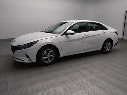Used 2021 Hyundai Elantra SE image 2