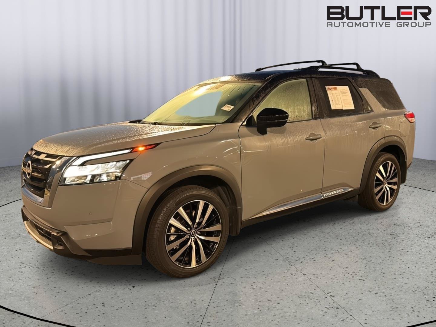 Used 2024 Nissan Pathfinder Platinum FWD image 1