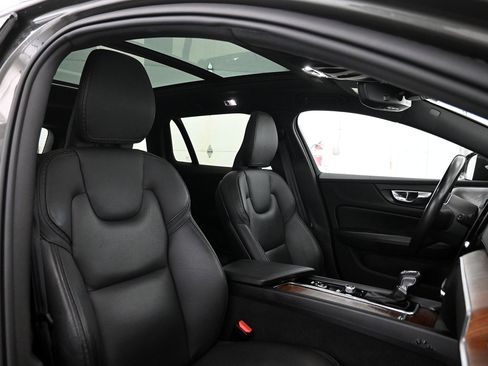 Used 2020 Volvo V60 T5 Cross Country image 25