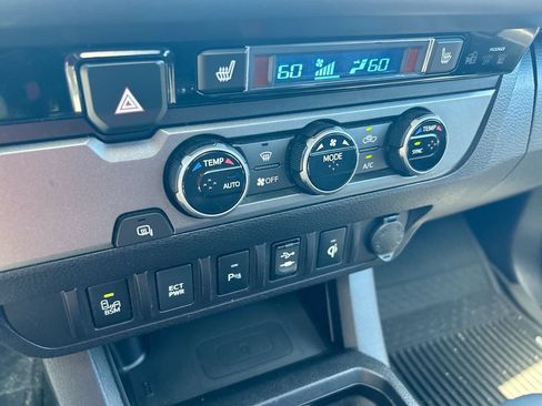 Used 2017 Toyota Tacoma TRD Off-Road w/ Premium & Technology Package RWD image 24