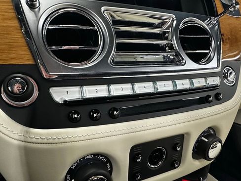 Used 2020 Rolls-Royce Dawn image 31