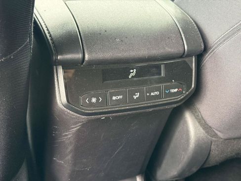 Used 2025 Toyota Highlander LE FWD image 12