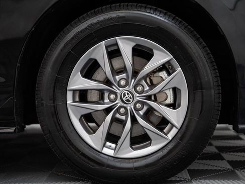 Used 2025 Toyota Sienna XLE FWD image 20
