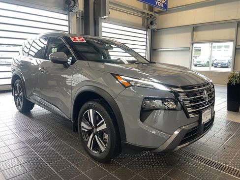 Used 2025 Nissan Rogue SL w/ Tech Package image 1