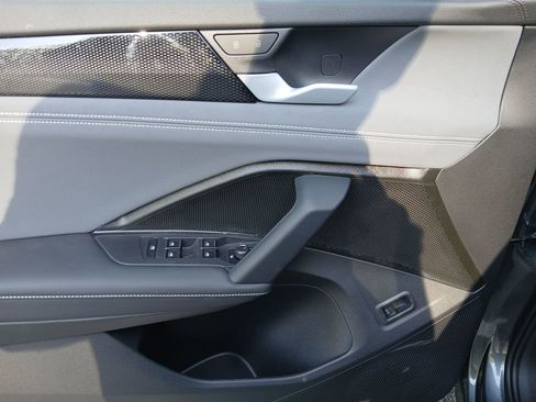 New 2026 Volkswagen Tiguan SE image 11