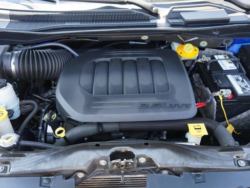 Used 2019 Dodge Grand Caravan SE w/ UConnect Hands-Free Group FWD image 9