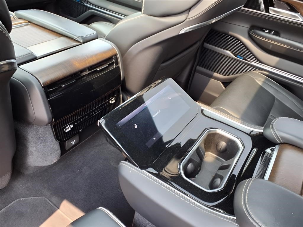 Used 2023 Jeep Grand Wagoneer L Series II AWD/4WD image 6