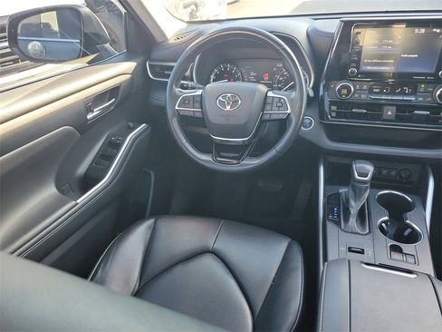 Used 2021 Toyota Highlander XLE image 8