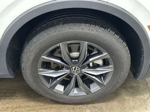 Certified 2022 Volkswagen Tiguan SE image 5