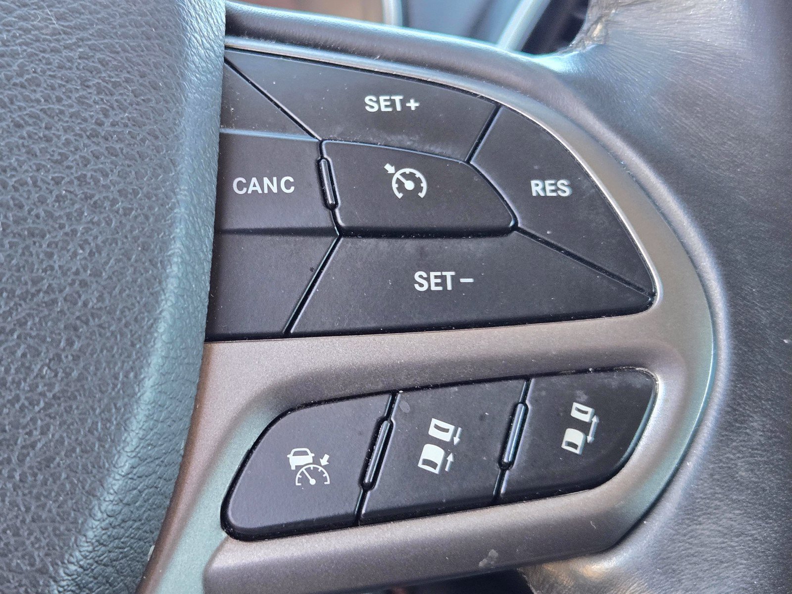 Used 2019 Jeep Cherokee Limited w/ Luxury Group AWD/4WD image 23