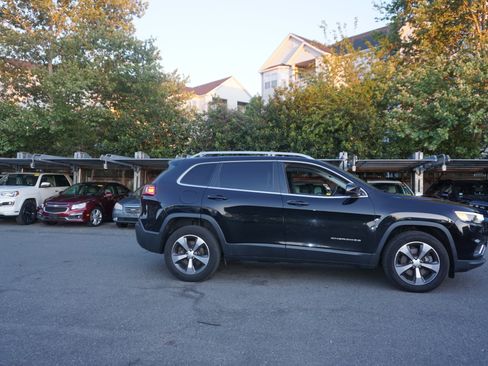 Used 2019 Jeep Cherokee Limited image 3
