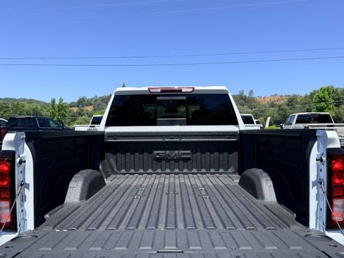 New 2026 GMC Sierra 2500 SLE w/ Preferred Package AWD/4WD image 7
