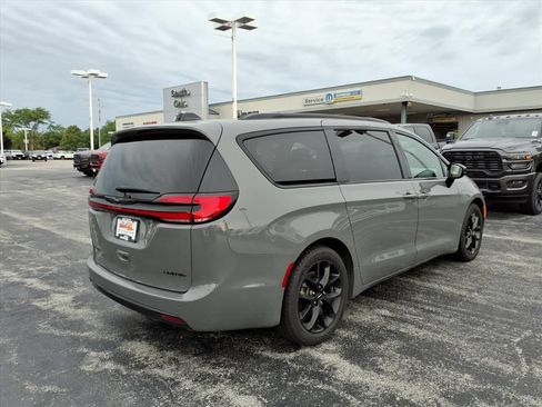 Certified 2025 Chrysler Pacifica Limited FWD image 3