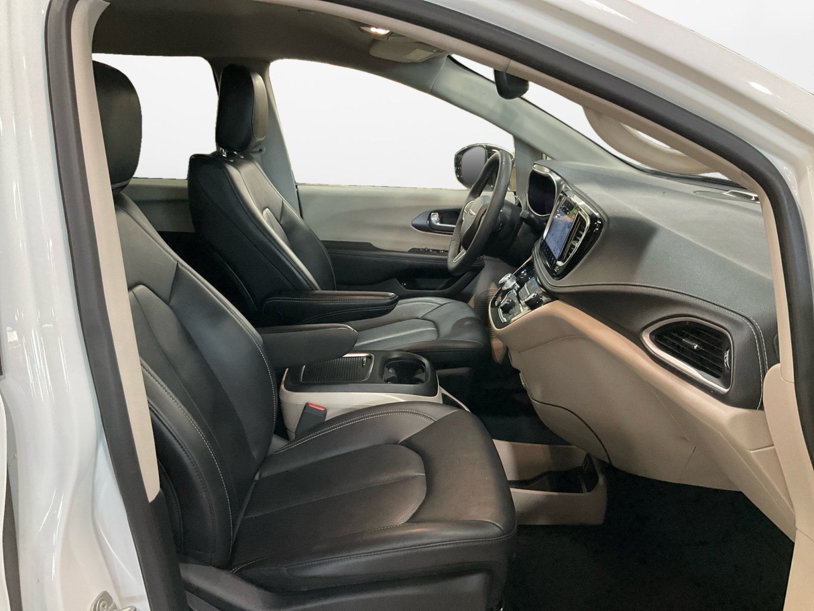 Used 2024 Chrysler Pacifica Limited FWD image 17