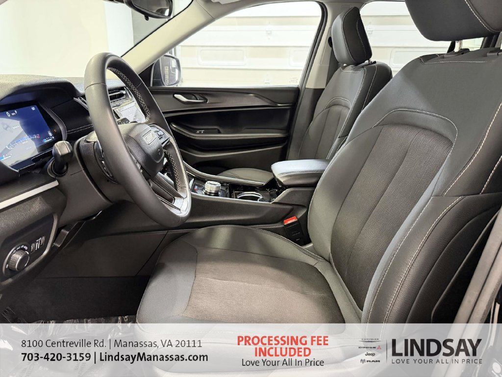 Used 2023 Jeep Grand Cherokee Laredo AWD/4WD image 19