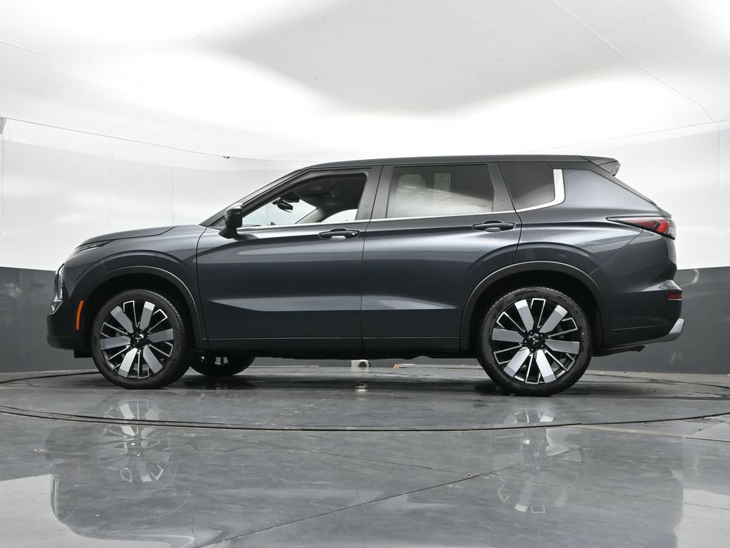 Used 2025 Mitsubishi Outlander AWD image 45