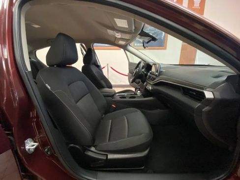 Used 2025 Nissan Altima 2.5 SV FWD image 17