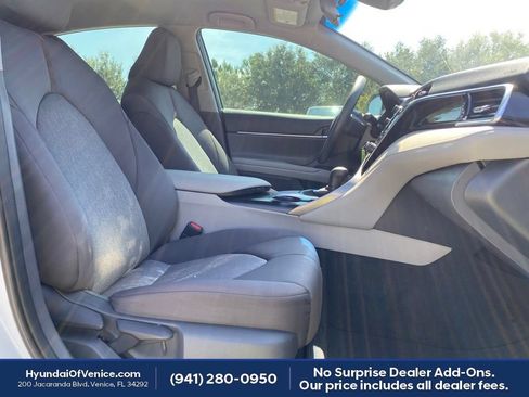 Used 2018 Toyota Camry LE FWD image 16