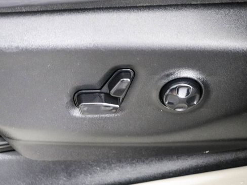 Used 2024 Chrysler Pacifica Select image 21