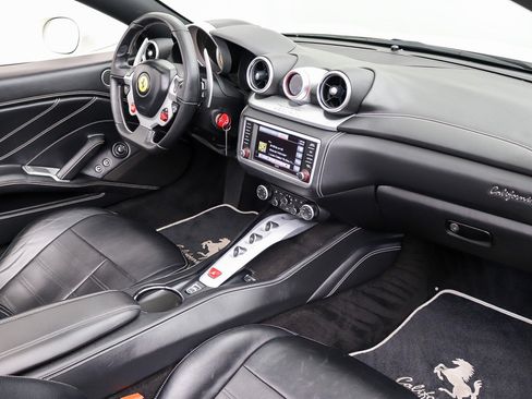 Used 2017 Ferrari California T RWD image 28