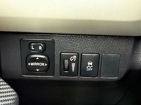 Used 2015 Toyota RAV4 LE AWD/4WD image 38