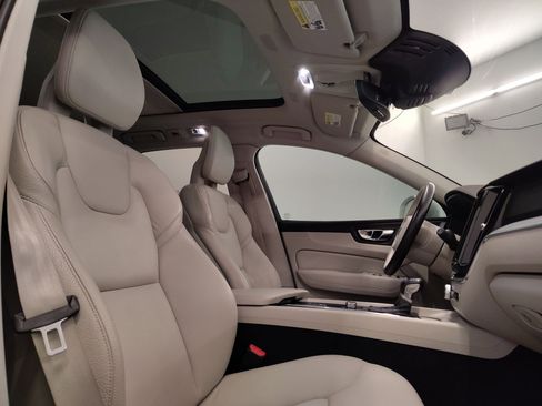 Used 2018 Volvo XC60 T5 Momentum w/ Vision Package image 29