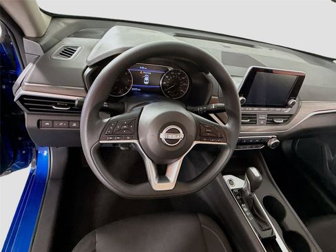 Used 2025 Nissan Altima 2.5 SV FWD image 5