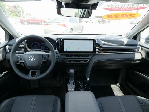 Used 2025 Toyota Camry XLE image 19