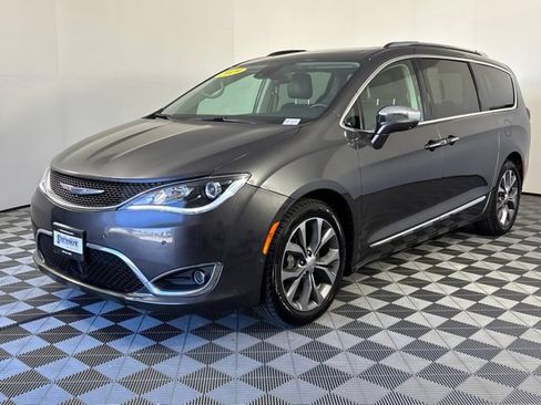 Used 2019 Chrysler Pacifica Limited w/ Tire & Wheel Group FWD image 43