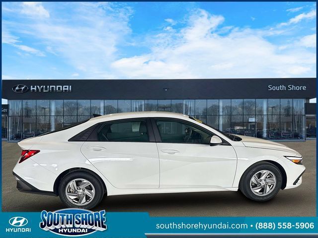 Certified 2024 Hyundai Elantra SE FWD image 5