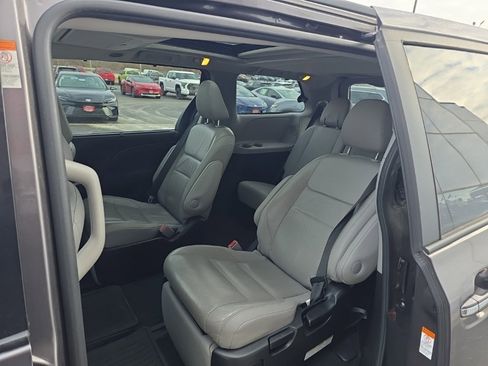 Used 2016 Toyota Sienna Limited Premium image 13