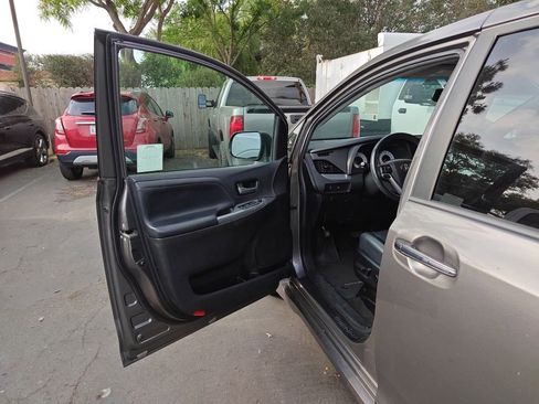 Used 2017 Toyota Sienna SE FWD image 5