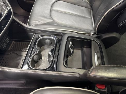 Used 2025 Chrysler Pacifica Limited image 30