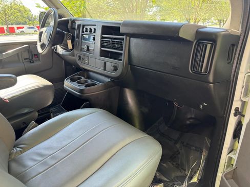 Used 2017 Chevrolet Express 2500 RWD image 7