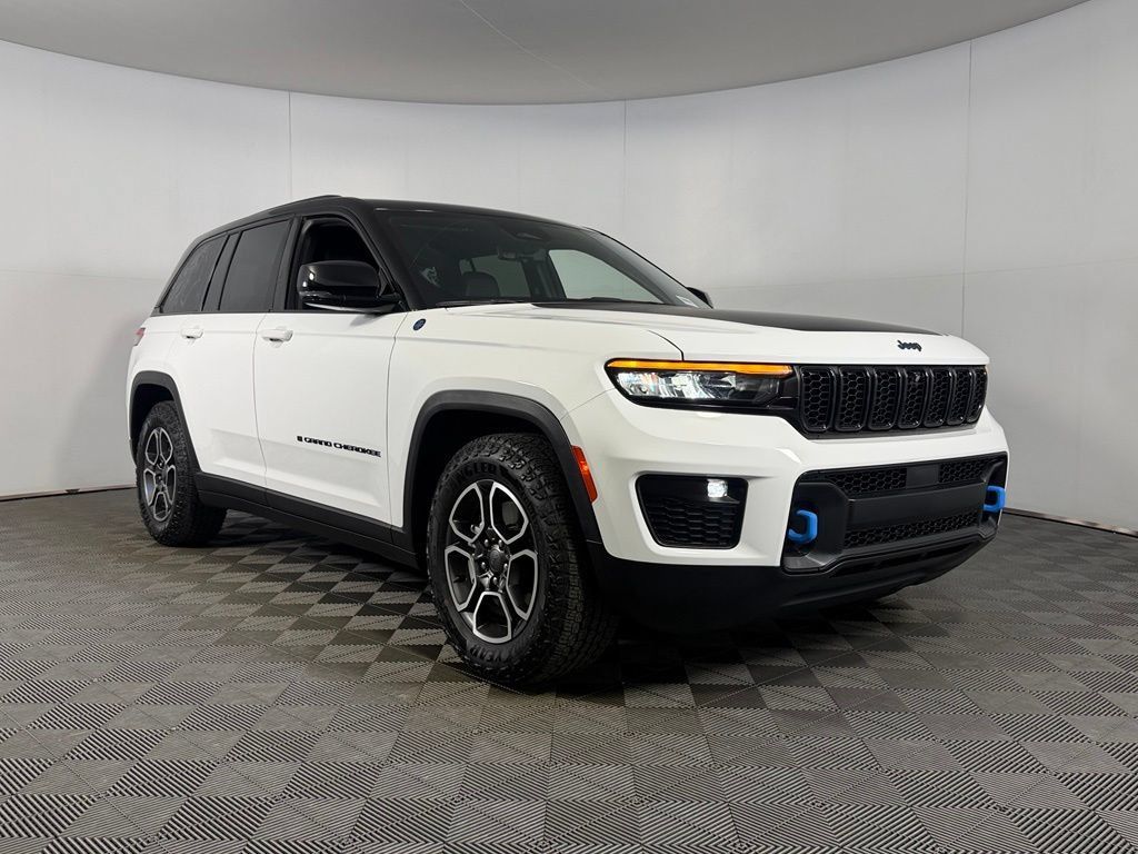 Used 2023 Jeep Grand Cherokee Trailhawk w/ Luxury Tech Group III AWD/4WD image 4