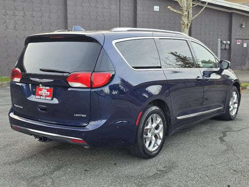 Used 2017 Chrysler Pacifica Limited w/ UConnect Theater Package FWD image 5
