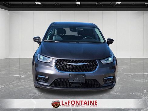 Used 2023 Chrysler Pacifica Touring-L image 8
