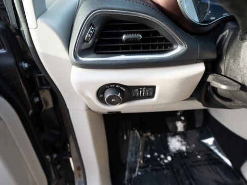 Used 2020 Chrysler Pacifica Limited w/ Advanced Safetytec Group image 11