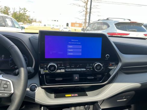 Used 2026 Toyota Highlander Limited image 19