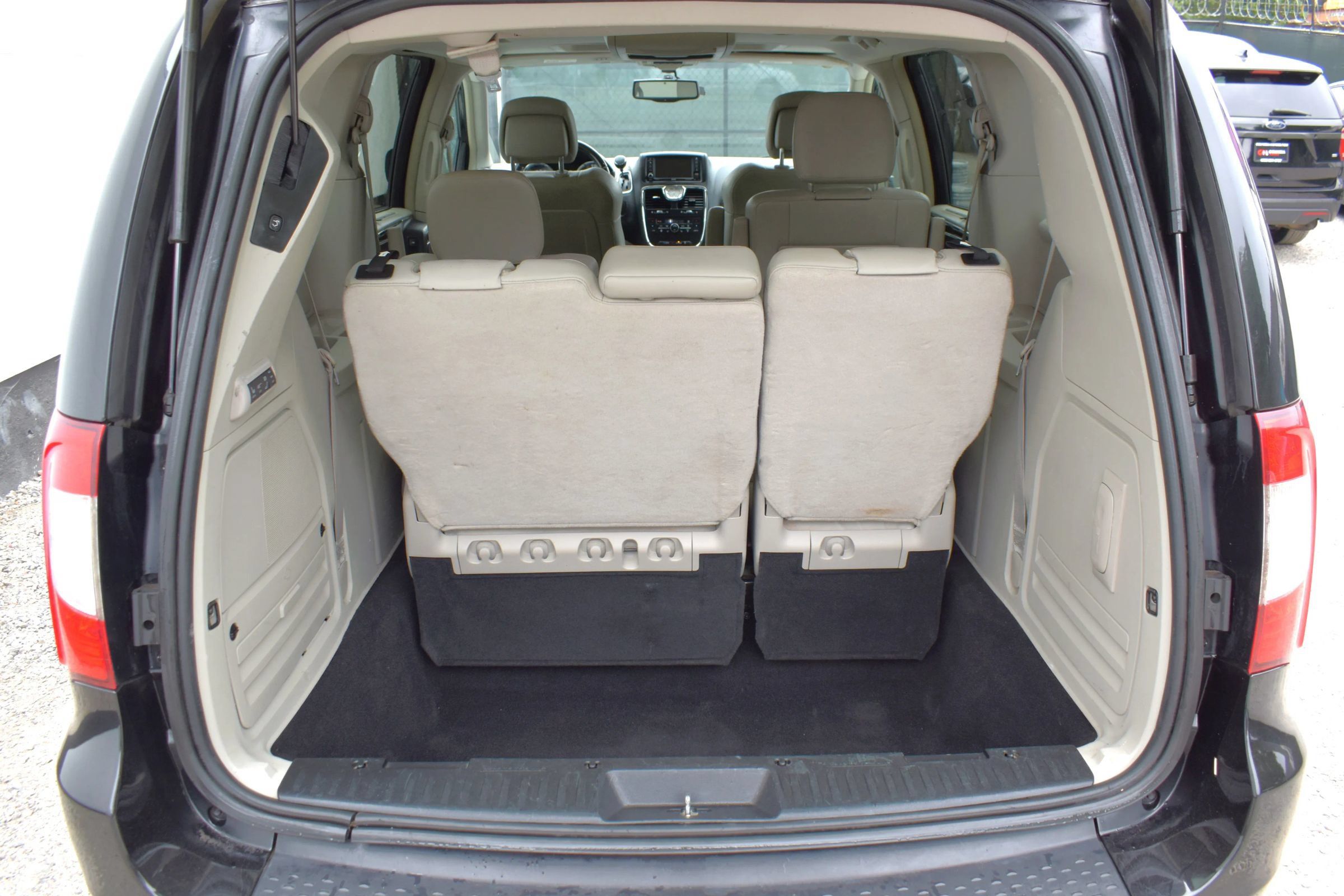 Used 2014 Chrysler Town & Country Limited w/ Luxury Group FWD image 35
