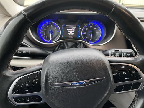 Used 2017 Chrysler Pacifica Touring-L image 13