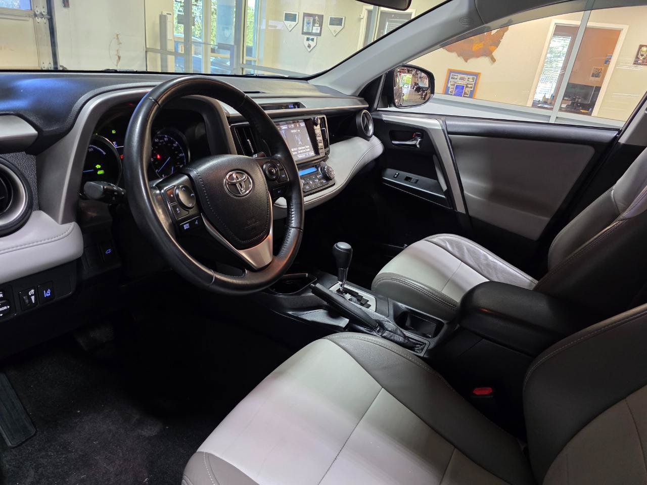 Used 2018 Toyota RAV4 XLE AWD/4WD image 16