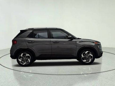Used 2022 Hyundai Venue Limited FWD image 7