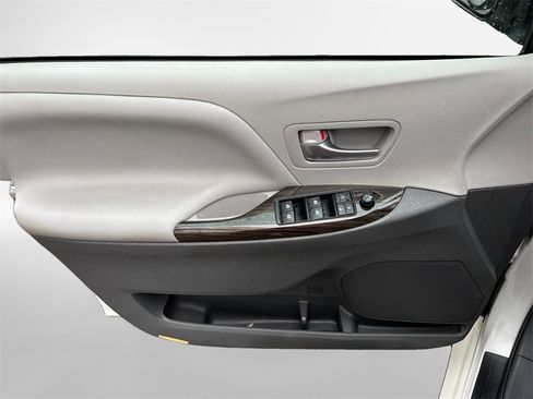 Used 2017 Toyota Sienna XLE Premium image 14