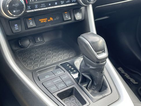 Used 2020 Toyota RAV4 XLE Premium image 30