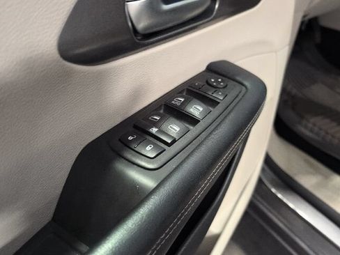 Used 2023 Chrysler Pacifica Touring-L FWD image 8