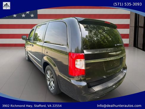 Used 2015 Chrysler Town & Country S FWD image 10