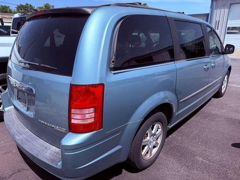 Used 2010 Chrysler Town & Country Touring w/ Entertainment Group #2 FWD image 9